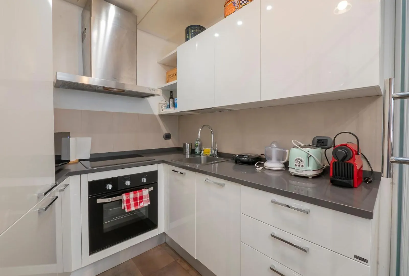 Youhosty - Elegant Duomo Apartment Mediolan